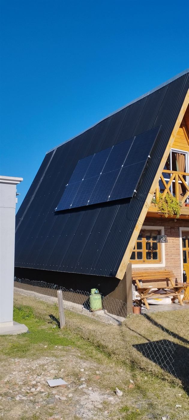 Vivienda con el techo cubierto de paneles solares instalados por Zigmasolar en la provincia de Buenos Aires
