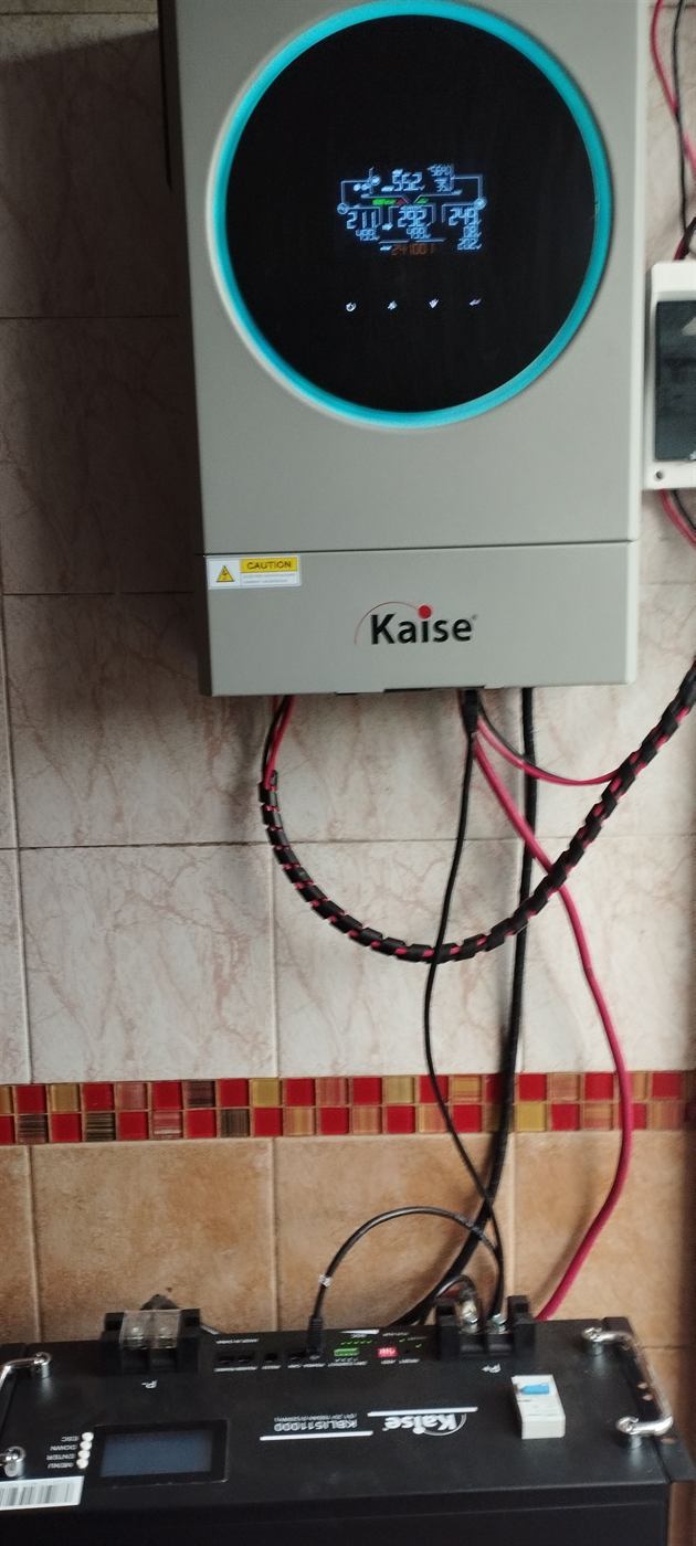 Inversor híbrido instalado y cableado en una obra de Zigmasolar